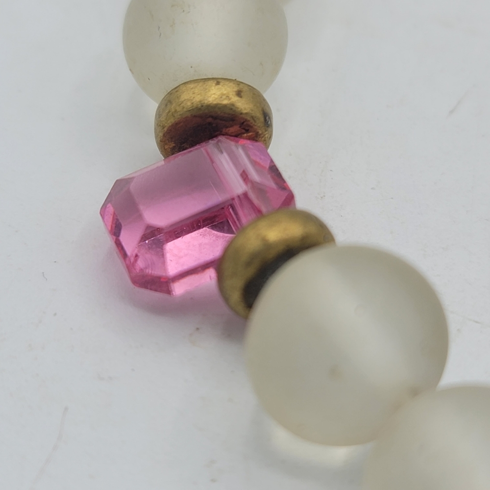 Frosted glass beaded necklace w/ pink faceted accents, brass spacers 80s Vintage - Picture 10 of 13